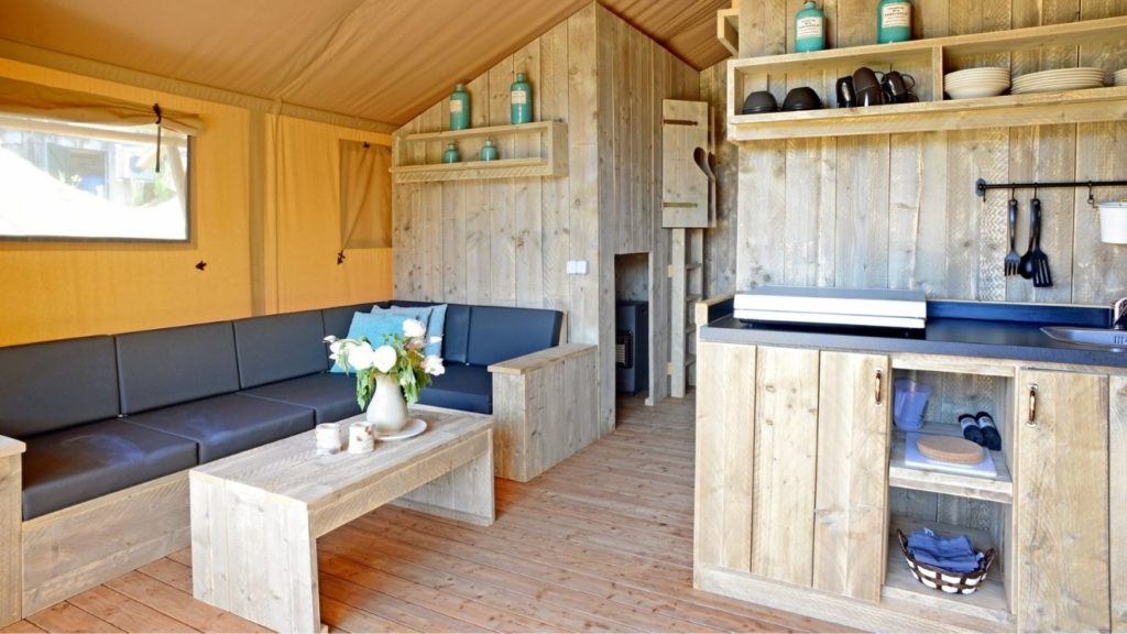 Hillside by Wild Lodge – nya ”glampiga” boendet i Skånes Djurpark