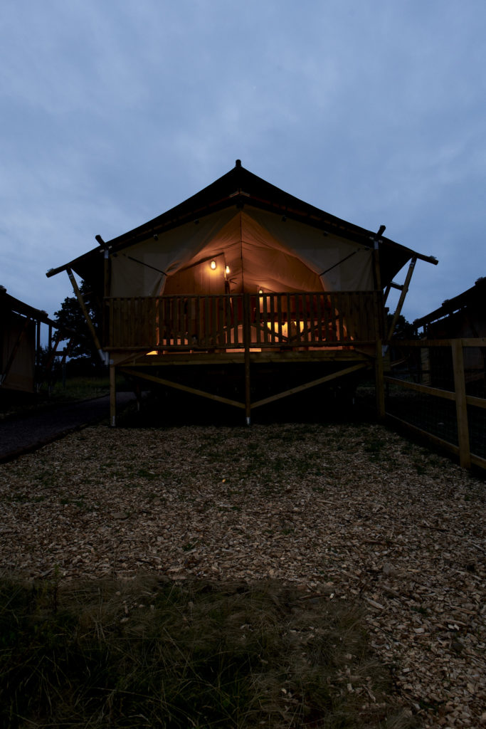 Hillside by Wild Lodge – nya ”glampiga” boendet i Skånes Djurpark